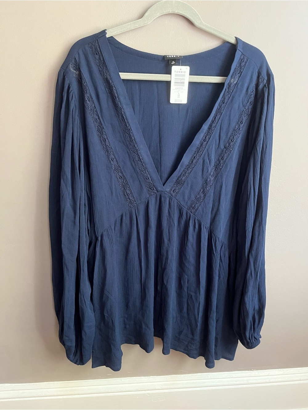 NWT Torrid 4x blouse Navy V-Neck Lace-Trim